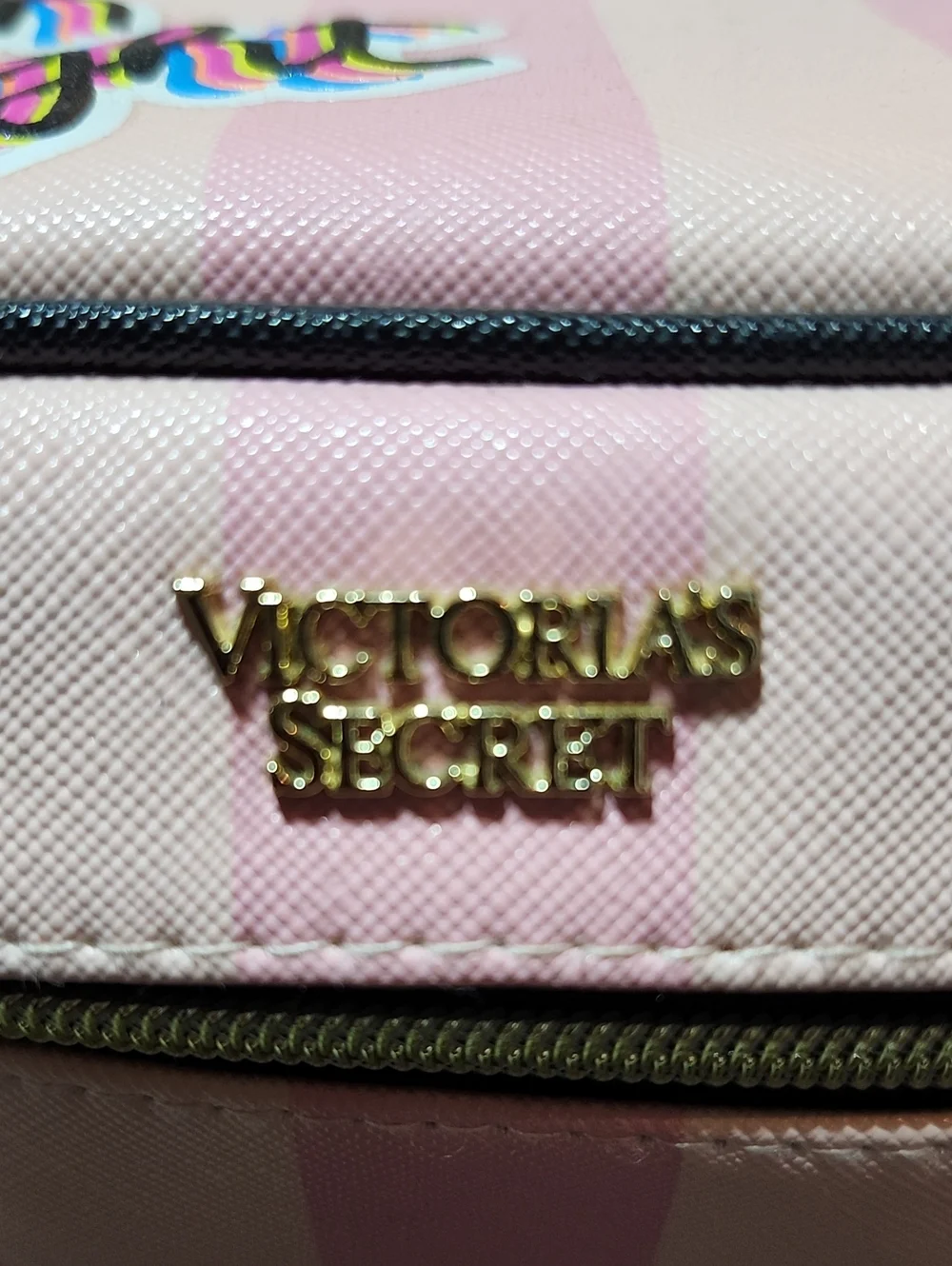 VICTORIA SECRET 2018 ICONIC STRIPED GRAFFITI-PATCH RUNWAY TRAVEL TRAIN CASE